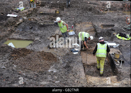 Archäologen von der Durham University reinigen einen römischen Stein Sarkophage, die bei einem Graben auf der Website von auf einer ehemaligen Kapelle und Bürogebäude in Newwcastle Stadtzentrum aufgedeckt worden ist. Stockfoto