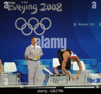 Der britische Mark Foster beginnt seine Hitze der 50-m-Freistil der Männer im Beijing National Aquatic Centre während der Olympischen Spiele 2008 in Peking in China. Stockfoto