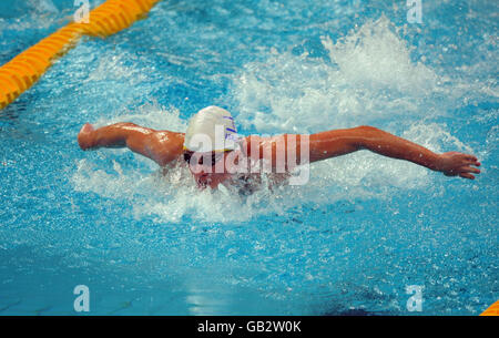 Israels Alon Mandel in seiner Hitze des Men's 100m Butterfly im Beijing National Aquatic Centre während der Olympischen Spiele 2008 in Peking in China. Stockfoto