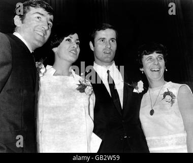 George Graham von Arsenal (zweite R) mit seiner Mutter, seiner neuen Frau Maria Zia (zweite L) und dem besten Mann Terry Venables (l) vor der Kirche nach der Zeremonie, die nur wenige Stunden vor Venables und Graham ein Derby in Nord-London bestritten Stockfoto