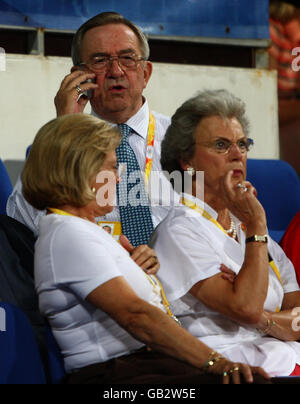 König Constantin von Griechenland auf seinem Handy mit (links - rechts) Königin Anne-Marie von Griechenland und Prinzessin Benedikte von Dänemark (im Vordergrund) beobachtete Dänemarks Prinzessin Nathalie zu Sayn-Wittgensteinon auf Digby während der Einzelqualifikation der 1. Dressurrunde im Shatin Equestrian Center Hong Kong, China. Stockfoto