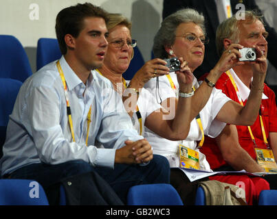 (L-R) Prinz Philippos von Griechenland, Königin Anne-Marie von Griechenland und Prinzessin Benedikte von Dänemark. Mann rechts unerkannt beobachtete die Dänin Nathalie zu Sayn-Wittgensteinon auf Digby während der Einzelqualifikation in der 1. Dressurrunde im Shatin Equestrian Center Hong Kong, China. Stockfoto