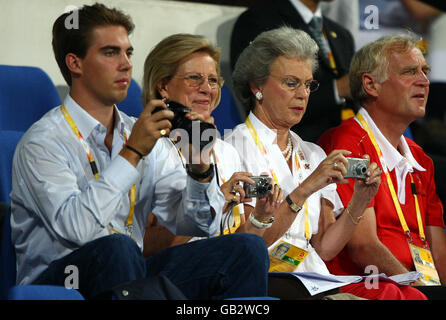 (L-R) Prinz Philippos von Griechenland, Königin Anne-Marie von Griechenland und Prinzessin Benedikte von Dänemark. Mann rechts unerkannt beobachtete die Dänin Nathalie zu Sayn-Wittgensteinon auf Digby während der Einzelqualifikation in der 1. Dressurrunde im Shatin Equestrian Center Hong Kong, China. Stockfoto