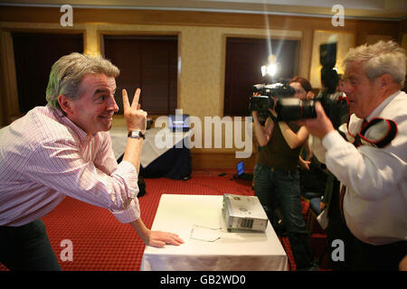 Ryanair-Chef Michael O'Leary (links) bei einer Pressekonferenz im Alexandra Hotel, Dublin. Stockfoto