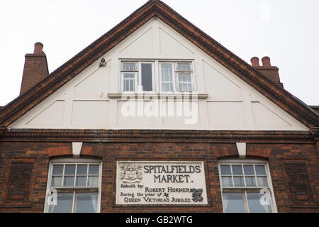 Die Fassade der Spitalfields Market in London, England. Der Markt wurde im späten 19. Jahrhundert wieder aufgebaut. Stockfoto