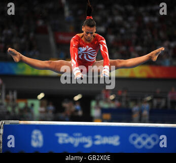Die britische Becky Downie in Aktion beim Women's Individual All Round Final im National Indoor Stadium während der Olympischen Spiele 2008 in Peking, China. Stockfoto