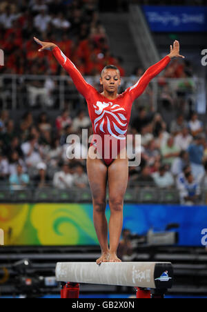 Die britische Becky Downie in Aktion beim Women's Individual All Round Final im National Indoor Stadium während der Olympischen Spiele 2008 in Peking, China. Stockfoto