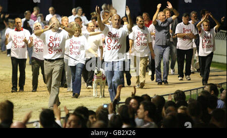 Aktivisten im Walthamstow Greyhound Racing Stadium, London, am vorletzten Tag des Rennens. Stockfoto