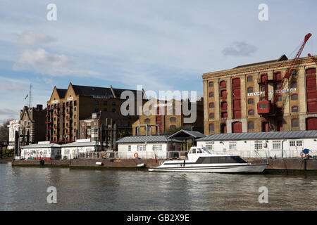 Booten von Kais in London, England. Die Schiffe werden von der Themse gesehen. Stockfoto