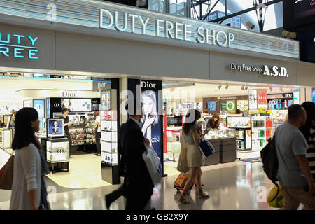 Einen duty free Shop am Flughafen Kansai in Osaka, Japan. Stockfoto