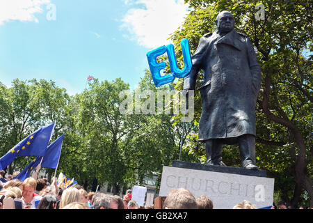 Die Winston Churchill-Statue im Londoner Parlament Sqaure während einer Anti-Brexit-Kundgebung am 2. Juli 2016. Stockfoto