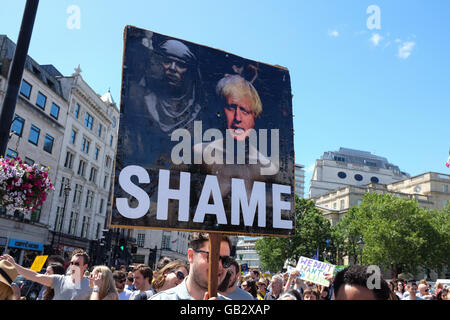 Ein Plakat zeigt Boris Johnson zu einer Anti-Brexit-Protest in London am 2. Juli 2016. Stockfoto