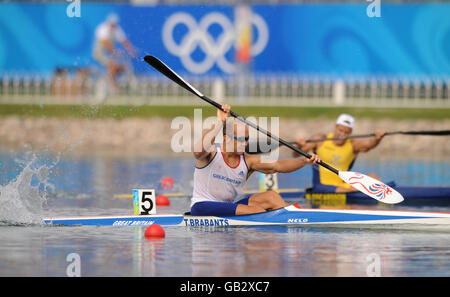 Der britische Tim Brabants bei seiner Hitze in der Männer-Kajak-Einzelhitze (K1) über 1000 m im Shunyi Olympic Rowing and Caonoeing Park während der Olympischen Spiele 2008 in Aktion. Stockfoto