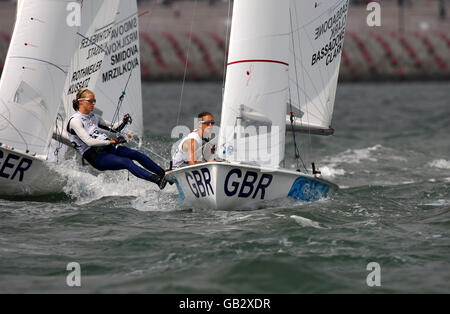 Die 470 Frauen Großbritanniens Saskia Clark (links) und Christina Bassadone während des Segelzentrums der Olympischen Spiele in Peking 2008 in Qingdao, China. Stockfoto