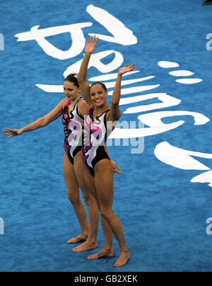Die Briten Olivia Allison und Jenna Randall treten im Duet Synchronized Swimming im National Aquatics Centre während der Olympischen Spiele 2008 in Peking in China an. Stockfoto