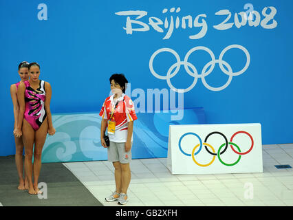 Die Briten Olivia Allison und Jenna Randall warten darauf, während der Olympischen Spiele 2008 in Peking in China im Duet Synchronized Swimming im National Aquatics Center teilzunehmen. Stockfoto