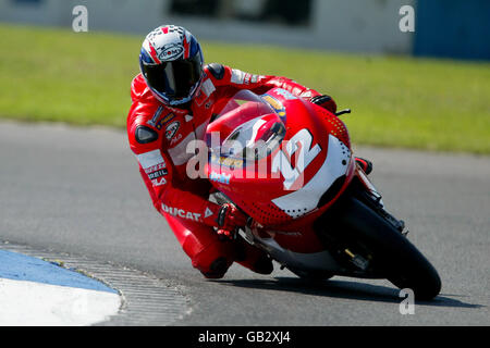 Motorradfahren - Cinzano British Motorcycle Grand Prix - Donington Park. Troy Bayliss vom Ducati Marlboro Team Stockfoto