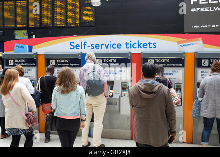 SB-Automaten an der Waterloo Station in London, England. Stockfoto