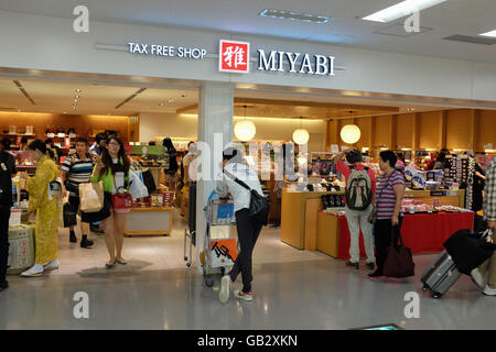 Tax free-Shop am Kansai International Airport in Osaka, Japan. Stockfoto