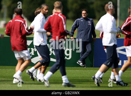 England Manager Fabio Capello und Director of Football Development für Die FA Sir Trevor Brooking Uhr Training aus der Touchline Stockfoto