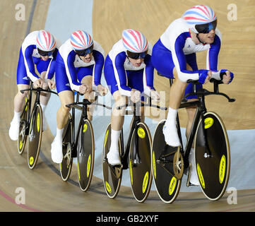 Großbritanniens Männer-Team Verfolger auf dem Weg zu einer Goldmedaille auf dem Track Cycling Course im Laoshan Velodrome während der Olympischen Spiele 2008 in Peking in China. Stockfoto