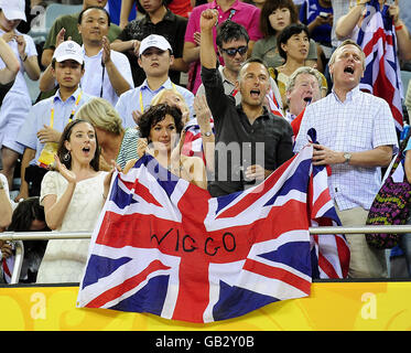 Cath Wiggins (zweite links) sieht zu, wie Ehemann Bradley während der Olympischen Spiele 2008 in Peking auf dem Track Cycling Course auf dem Laoshan Velodrome die Goldmedaille in der Teamverfolgung gewinnt. Stockfoto