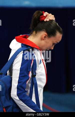 Die britische Künstlerin Beth Tweddle am Ende des Wettbewerbs, als sie im Einzel-Finale der Frauen-Barren im National Indoor Stadium während der Olympischen Spiele in Peking 2008 in China den vierten Platz belegte. Stockfoto
