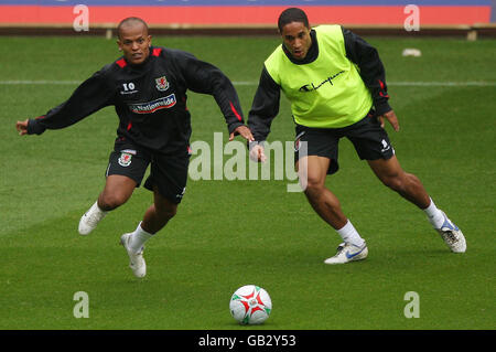 Der walisische Robert Earnshaw wird während der Trainingseinheit im Liberty Stadium, Swansea, von Andrew Williams für den Ball herausgefordert. Stockfoto