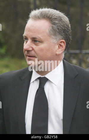 Jack McConnell MSP verlässt die Beerdigung des ehemaligen Labour-Abgeordneten John MacDougall in der Erskine Church, Burntisland, Schottland. Stockfoto