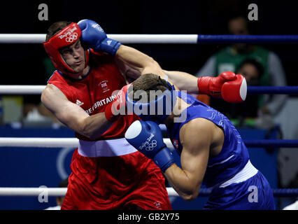 Der britische David Price (l) während seines Kampfes gegen den litauischen Jaroslav Jaksto (r) während des „Super Heavyweight“-Kampfes der Männer am Pekinger Arbeiter-Gymnasium bei den Olympischen Spielen in Peking 2008 in China. Stockfoto