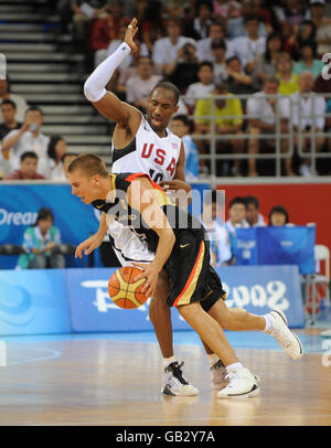 Kobe Bryant und Steefen Hamann in Aktion bei Das Olympische Basketballgymnasium Stockfoto