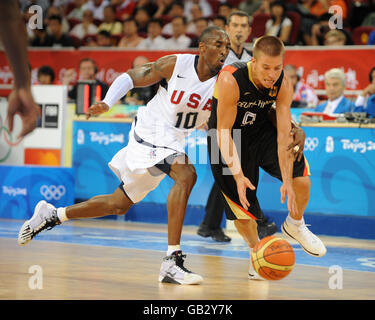 Kobe Bryant und Steefen Hamann in Aktion bei Das Olympische Basketballgymnasium Stockfoto