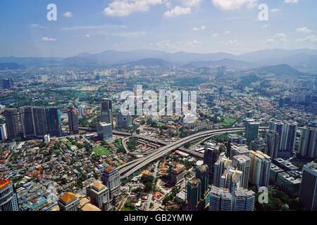 Foto Gebäude aus der Höhe, Stadtbild in Kuala Lumpur City Skyline Industrie und Gebäude, tolle Aussicht von den Petronas Towers 21. Jahrhundert auf Lager Stockfoto