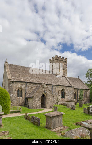 Kirche St. Michael & All Angels in Cotswold Dorf Brimpsfield, Gloucestershire, England, Großbritannien Stockfoto