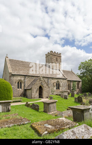 Kirche St. Michael & All Angels in Cotswold Dorf Brimpsfield, Gloucestershire, England, Großbritannien Stockfoto