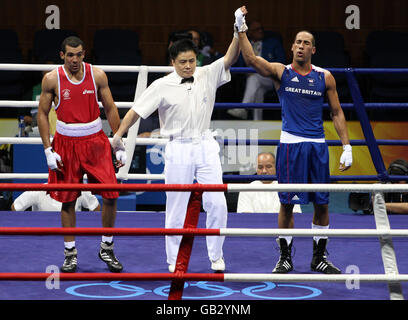 Der britische James Degale (blau) reagiert, nachdem er seinen Kampf gegen den irischen John Sutherland im Halbfinale der Mittelgewicht am Pekinger Arbeiter-Gymnasium in Peking, China, gewonnen hat. Stockfoto