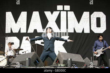 V Festival 2008 - Essex. Paul Smith von Maximo Park tritt am ersten Tag des V Festivals im Hylands Park, Chelmsford, auf. Stockfoto