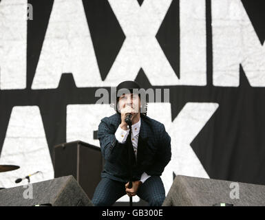 Paul Smith von Maximo Park tritt am ersten Tag des V Festivals im Hylands Park, Chelmsford auf. Stockfoto