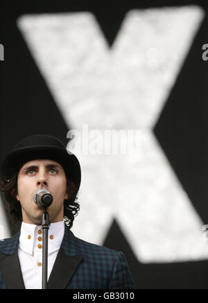 Paul Smith von Maximo Park tritt am ersten Tag des V Festivals im Hylands Park, Chelmsford auf. Stockfoto