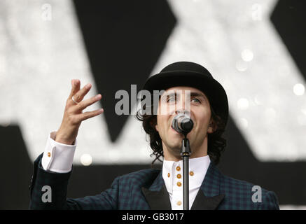 V Festival 2008 - Essex. Paul Smith von Maximo Park tritt am ersten Tag des V Festivals im Hylands Park, Chelmsford, auf. Stockfoto