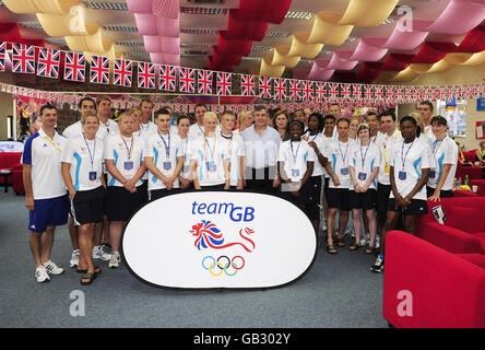 ERNEUTE ÜBERTRAGUNG mit verbesserter Qualität. Premierminister Gordon Brown steht mit Mitgliedern des Teams GB bei einem Besuch in ihrer Athletics Lodge in Peking, wo er an den letzten Tagen der Olympischen Spiele 2008 in China teilnimmt. Stockfoto