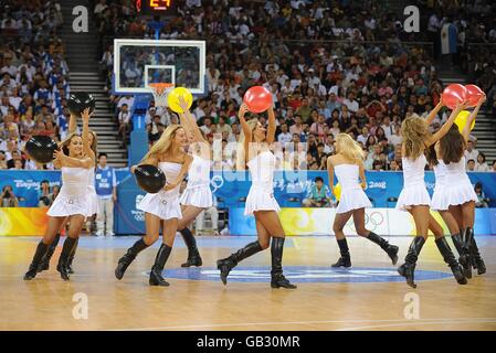 Cheerleader unterhalten das Publikum während des Vorrundenkampfes Gruppe B der Männer zwischen Deutschland und den USA in der Olympischen Basketballarena am 10. Tag der Olympischen Spiele 2008 in Peking. Stockfoto