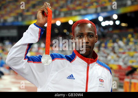 Der britische Phillips Idowu mit seiner Silbermedaille für den Dreisprung der Männer im Nationalstadion in Peking während der Olympischen Spiele 2008 in Peking in China. Stockfoto