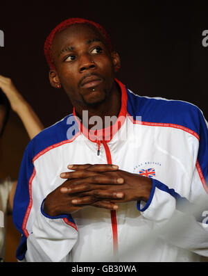 Der britische Phillips Idowu wartet auf die Medaillenzeremonie für den Dreisprung der Männer im Nationalstadion in Peking während der Olympischen Spiele 2008 in Peking in China. Stockfoto