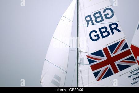 Gesamtansicht des Segelns des britischen Duos Iain Percy und Andrew Simpson beim letzten Rennen der Star-Klasse der Männer im Segelzentrum der Olympischen Spiele in Qingdao am 13. Tag der Olympischen Spiele 2008 in Peking. Stockfoto