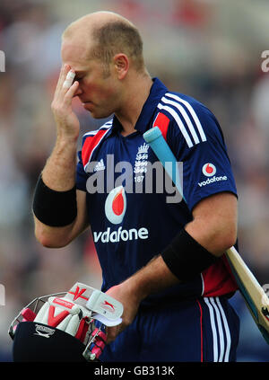 Englands Mathew frühere Spaziergänge, nachdem sie während des ersten One Day International im Headingley Carnegie Cricket Ground, Leeds, gefangen wurden. Stockfoto