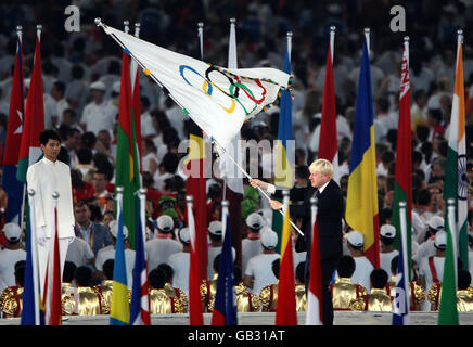 Der Oberbürgermeister von London Boris Johnson schwenkt die olympische Flagge während der Abschlusszeremonie im Nationalstadion während der Olympischen Spiele 2008 in Peking, China. Stockfoto