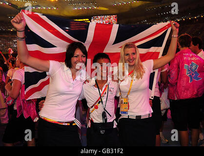 Die britische Radfahrerin Rebecca Romero (links), der Taucher Tom Daley und die Schwimmerin Rebecca Adlington (rechts) während der Abschlusszeremonie im Nationalstadion während der Olympischen Spiele 2008 in Peking, China. Stockfoto