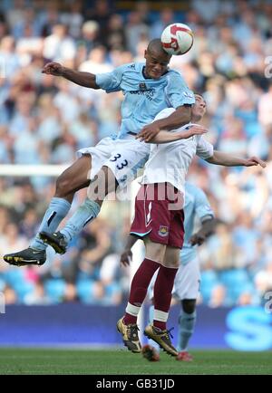 Vincent Kompany von Manchester City und Fred Sears von West Ham United In Aktion Stockfoto