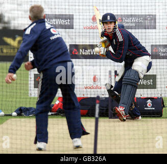 Englands Kevin Pietersen mit Trainer Peter Moores während einer Nets-Trainingseinheit an der Trent Bridge, Nottingham. Stockfoto